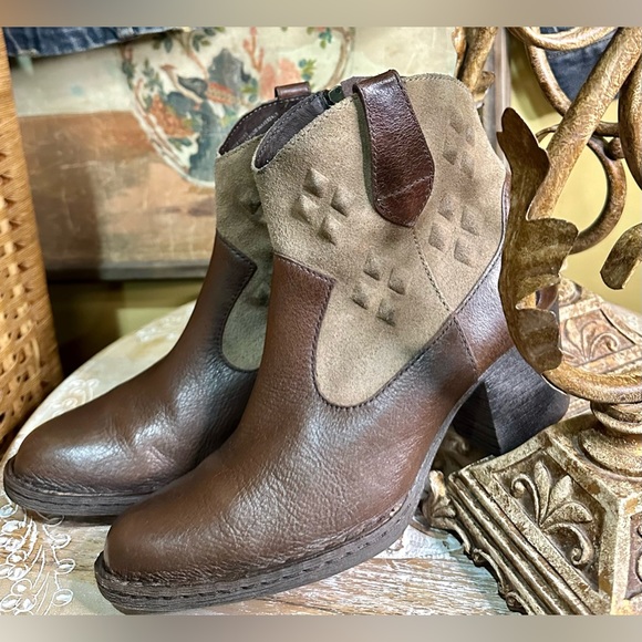 EUC Born “Capri” Leather and Suede Cowgirl Ankle Bootie Size 6.5/37 - Picture 3 of 13